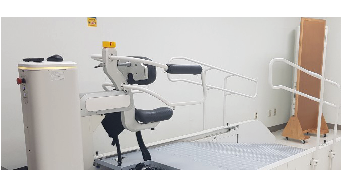 Morning Walk® — robotul de reantrenare a mersului de tip end-effector, cu șa și talpiere robotizate (material Curexo)