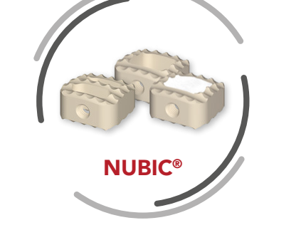 NUBIC® — cage de fuziune cervicală cu suprafață anatomică curbată; vizibilă varianta preumplută cu KAINOS® + (render oficial SIGNUS)
